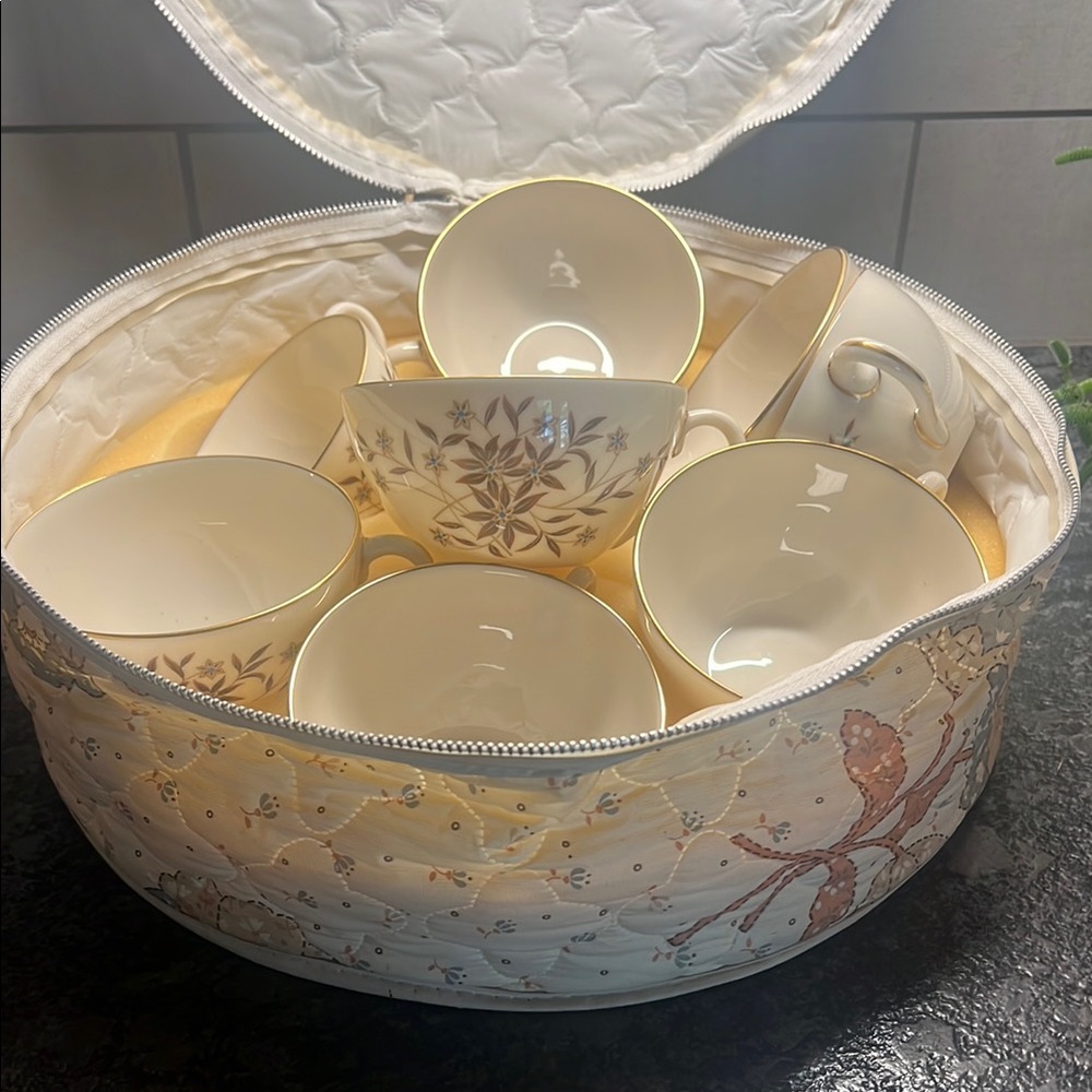 Set of 8 Lenox Elegant Gold and Cream Teacup Set. Starlight. In padded container